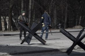 Πόλεμος στην Ουκρανία: Ουκρανοί στρατιώτες σε σημείο ελέγχου στο Κίεβο