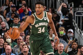 Ο Γιάννης Αντετοκούνμπο στη νίκη επί των Χόρνετς