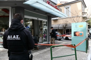 Ληστεία σε χρηματαποστολή στο Παγκράτι - Αστυνομικοί επέκλεισαν με κορδέλες το σημείο