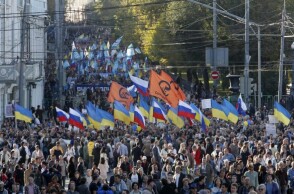 Ρώσοι πολίτες σε αντιπολεμική διαδήλωση στη Ρωσία