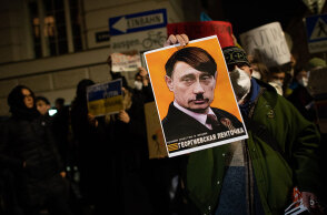 Ο Βλαντιμίρ Πούτιν ως Αδόλφος Χίτλερ σε πλακάτ σε διαμαρτυρία κατά του ρωσο-ουκρανικου πολέμου στη Βιέννη