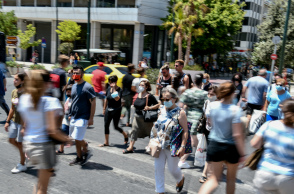 Κόσμος στην πλατεία Συντάγματος