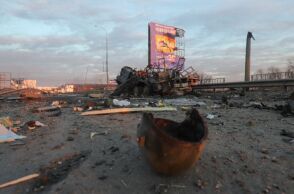 Πολεμικό σκηνικό στο Κίεβο μετά από βομβαρδισμό 