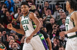 Ο Γιάννης Αντετοκούνμπο στη νίκη επί των Χιτ