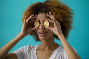 Μια κοπέλα με δυο νομίσματα στα μάτια. 