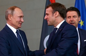 Ο Γάλλος πρόεδρος, Εμανουέλ Μακρόν, με τον Ρώσο πρόεδρο, Βλαντιμίρ Πούτιν