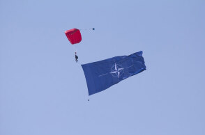 Αλεξιπτωτιστής με σημαία του ΝΑΤΟ