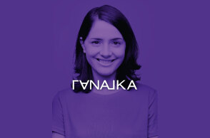 μελαχρινή κοπέλα σε μωβ φόντο