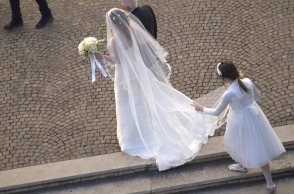 Γάμος - Παρανυφάκι κρατά την ουρά νυφικού