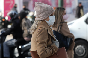 Πολίτες με μάσκα στο κέντρο της Αθήνας