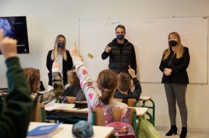 Ο πρωθυπουργός Κυριάκος Μητσοτάκης σε σχολική αίθουσα στη Σύρο