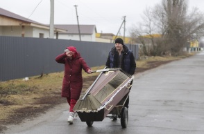 Πόλεμος στην Ουκρανία - Άνθρωποι μεταφέρουν φέρετρο με καρότσι