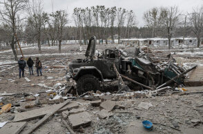 Κατεστραμμένο ρωσικό στρατιωτικό φορτηγό έξω από το Κίεβο στην Ουκρανία