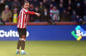 Φωτογραφία του Κρίστιαν Έρικσεν κατά τη διάρκεια ποδοσφαιρικού αγώνα.