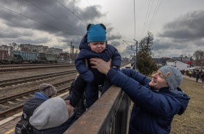 Οι Ουκρανοί κατακλύζουν τον σιδηροδρομικό σταθμό Irpin καθώς προσπαθούν να φτάσουν στο Κίεβο