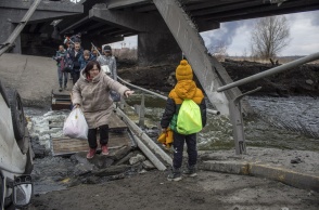 Πόλεμος στην Ουκρανία: Άμαχοι με πράγματα στα χέρια και στην πλάτη αναζητούν τη διαφυγή τους από πόλη της χώρας