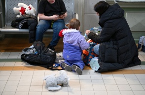 Μητέρα με το παιδί της σε χώρο στην Πολωνία μετά τη μεταφορά τους από την Οδησσό