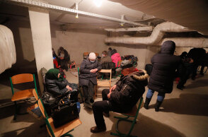 Κάτοικοι σε υπόγειο καταφύγιο στο Κίεβο