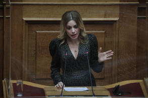 Η ανεξάρτητη πλέον βουλευτής, Αγγελική Αδαμοπούλου, στο βήμα της Βουλής