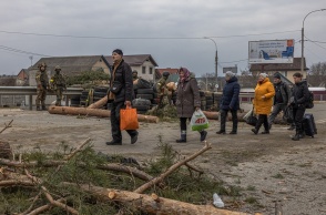 Πόλεμος στην Ουκρανία: Άμαχοι αποχωρούν από το Ιρπίν μέσω ανθρωπιστικών διαδρομών