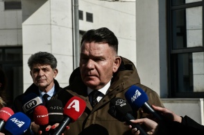 Ο συνήγορος του Δημήτρη Λιγνάδη, Αλέξης Κούγιας, κάνει δηλώσεις στις τηλεοπτικές κάμερες