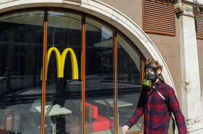 Ρώσος με μάσκα χημικού πολέμου έξω από κατάστημα των Mc Donald's στη Μόσχα