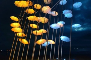 Οι Ομπρέλες του Ζογγολόπουλου στη Νέα Παραλία φωτίζονται εδώ και τρεις ημέρες στα χρώματα της ουκρανικής σημαίας, εκπέμποντας ισχυρό μήνυμα αλληλεγγύης στον λαό της Ουκρανίας.