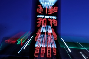 Πινακίδα βενζινάδικου με τιμές καυσίμων