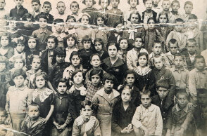 Το επάγγελμα πατρός πολλών μαθητολογίων στο αρχείο του σχολείου την πρώτη περίοδο λειτουργίας όπου φοιτούσαν πολλά ορφανά παιδιά ήταν κενό, γιατί οι γονείς είχαν χαθεί στη Μικρά Ασία.