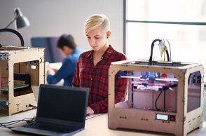 Ξανθιά κοπέλα με κοντό μαλλί κατασκευάζει κάποια συσκευή