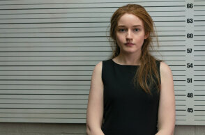 Η Julia Garner ως Anna Delvey στη σειρά Inventing Anna του Netflix
