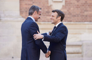 Ο Μακρόν χαιρετά εγκάρδια τον Κυριάκο Μητσοτάκη στις Βερσαλλίες