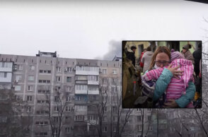 Το νοσοκομείο που βομβαρδίστηκε στη Μαριούπολη | Ένθετη: Μάνα με το παιδί της απομακρύνονται από τους διασώστες