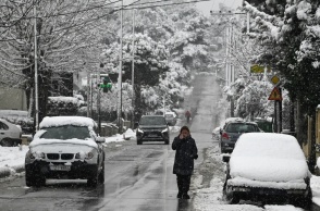 Γυναίκα περπατά στον χιονισμένο Διόνυσο