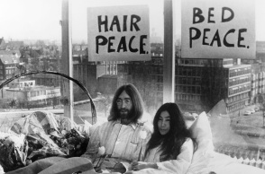 Ο John Lennon και η Yoko Ono σε συνέντευξη Τύπου στο κρεβάτι τους στο Amsterdam Hilton Hotel