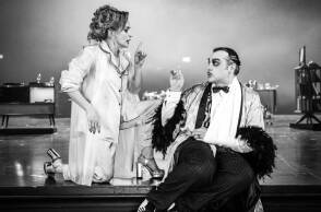 «Πονηρό πνεύμα» στο Εθνικό Θέατρο σε σκηνοθεσία Γιάννη Χουβαρδά