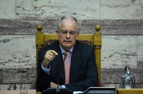 Βουλή: Θετικός στον κορονοϊό με ελαφρά συμπτώματα ο Κων. Τασούλας	