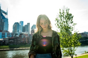 Ένα κορίτσι που πέφτει πάνω της ο ήλιος. 