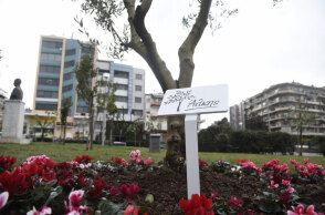 Το ταμπελάκι με το όνομα του Άλκη Καμπανού στο πάρκο αθλητικής φιλίας στη Θεσσαλονίκη