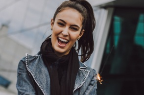 Ένα κορίτσι χαμογελάει.