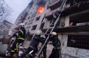 Πόλεμος στην Ουκρανία: Ρώσοι βομβάρδισαν πολυκατοικία σε προάστιο του Κιέβου