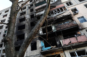 Η πολυκατοικία στο Κίεβο που υπέστη καταστροφές από ρωσικό πύραυλο