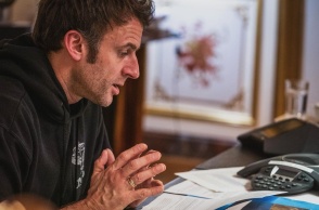 Ο Εμανουέλ Μακρόν αξύριστος και με φούτερ μιλά με ομολόγους του για τον πόλεμο στην Ουκρανία