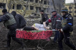 Tραυματισμένη έγκυος από μαιευτήριο που υπέστη ζημιές από βομβαρδισμούς στη Μαριούπολη της Ουκρανίας στις 9 Μαρτίου