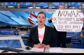 Διαδηλώτρια με πλακάτ κατά του πολέμου στην Ουκρανία πίσω από την παρουσιάστρια του δελτίου ειδήσεων της δημόσιας τηλεόρασης της Ρωσίας