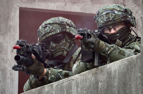 Στρατιώτες στην Ταϊβάν σε άσκηση, την ώρα που εντείνεται η ανησυχία για πιθανή επεκτατική κίνηση από την Κίνα με φόντο την ουκρανική κρίση