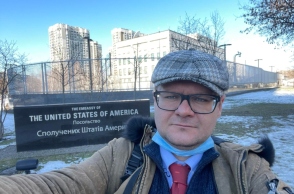 Ο Κώστας Ονισένκο έξω από την Αμερικανική Πρεσβεία στο Κίεβο, τρεις μέρες μετά την εκκένωσή της στις 12 Φεβρουαρίου, σε γύρισμα  για την ΕΡΤ