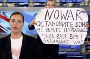 Δημόσια διαμαρτυρία της δημοσιογράφου Μαρίνας Οβσιανίκοβα