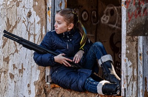 Ουκρανία: Το κορίτσι με το γλειφιτζούρι και το όπλο