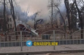 Εικόνα δείχνει το βομβαρδισμένο θέατρο στη Μαριούπολη